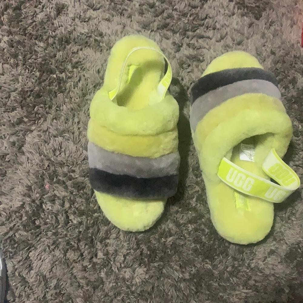 UGG SLIPPERS